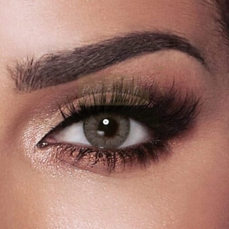 Lentilles de couleur gris naturel Bella Elite Sandy Gray portées - AZZABI OPTIC La Marsa Ain Zaghouan