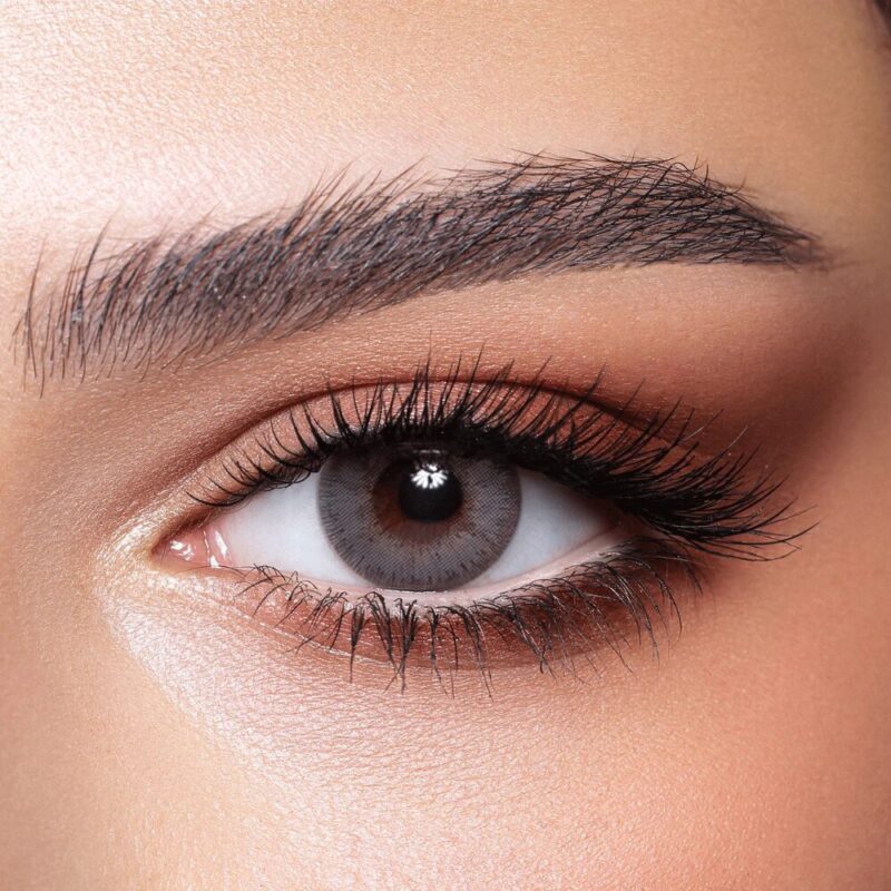 Lentilles Bella Elite Grey Beige portées regard naturel chez AZZABI OPTIC Tunisie