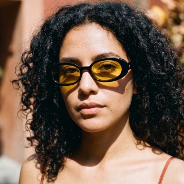 le-specs-outta-love-monture-noire-verres-jaunes-3 Lunettes de soleil rétro Le Specs modèle Outta Love monture noire avec verres ambrés jaunes.