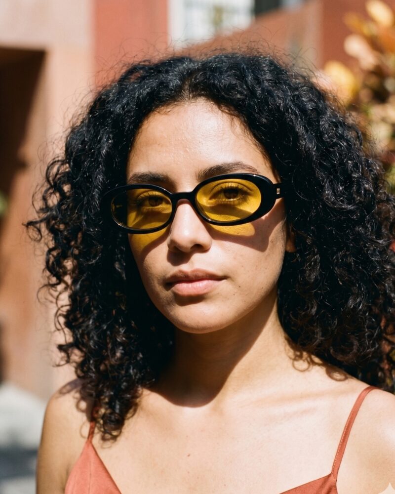 le-specs-outta-love-monture-noire-verres-jaunes-3 Lunettes de soleil rétro Le Specs modèle Outta Love monture noire avec verres ambrés jaunes.