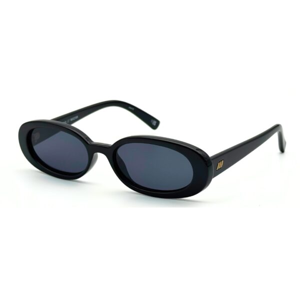 lunettes-soleil-le-specs-outta-love-noir-classique-2 Lunettes soleil Le Specs Outta Love en version classique monture noire avec verres fumés.