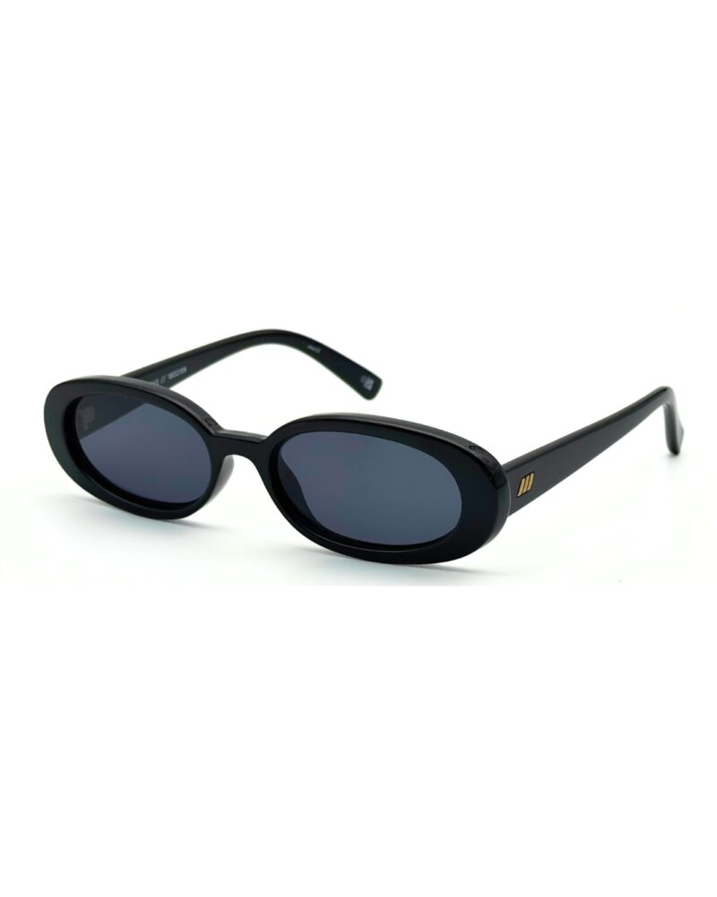 lunettes-soleil-le-specs-outta-love-noir-classique-2 Lunettes soleil Le Specs Outta Love en version classique monture noire avec verres fumés.