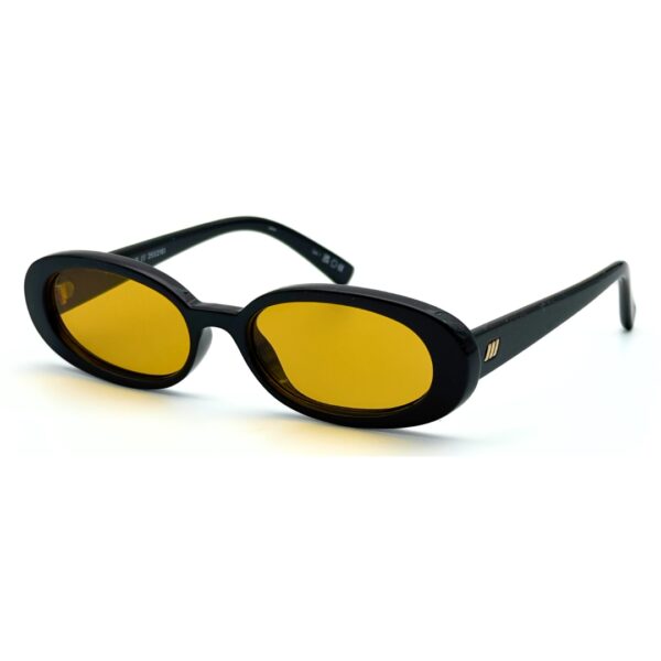 le-specs-outta-love-monture-noire-verres-jaunes-3 Lunettes de soleil rétro Le Specs modèle Outta Love monture noire avec verres ambrés jaunes.