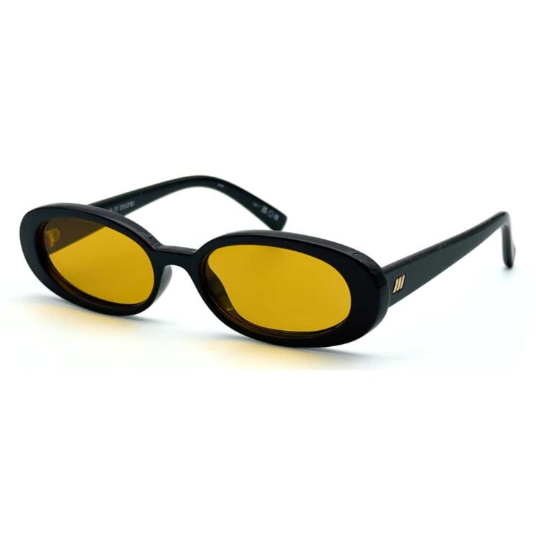 Lunettes de soleil rétro Le Specs modèle Outta Love monture noire avec verres ambrés jaunes.