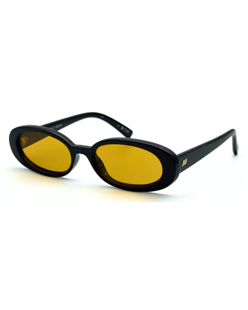 le-specs-outta-love-monture-noire-verres-jaunes-3 Lunettes de soleil rétro Le Specs modèle Outta Love monture noire avec verres ambrés jaunes.