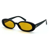 Lunettes de soleil rétro femme Le Specs Outta Love monture noire et verres jaunes ambrés tendance pop rock chez Azzabi Optic.