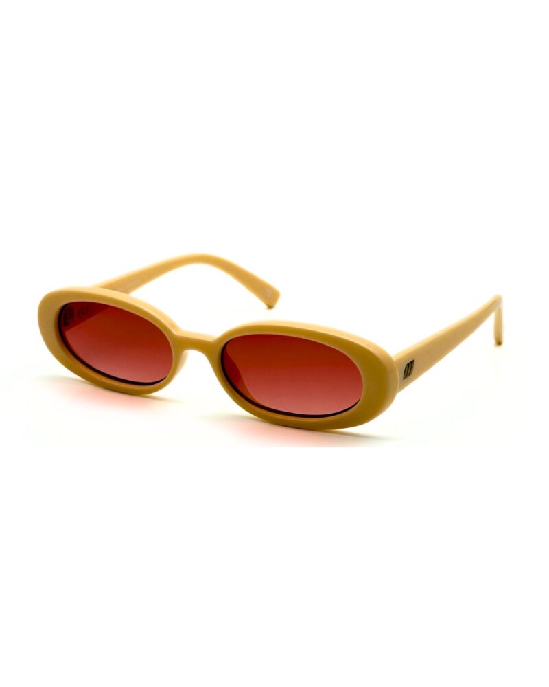 le-specs-outta-love-creme-beige-verres-degrades Lunettes de soleil ovales Le Specs Outta Love monture crème beige avec verres marron ambre dégradés.