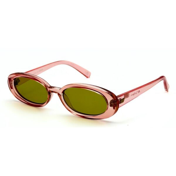 le-specs-outta-love-rose-peche-verres-verts Lunettes de soleil pastel Le Specs Outta Love monture rose clair pêche avec verres verts clair.