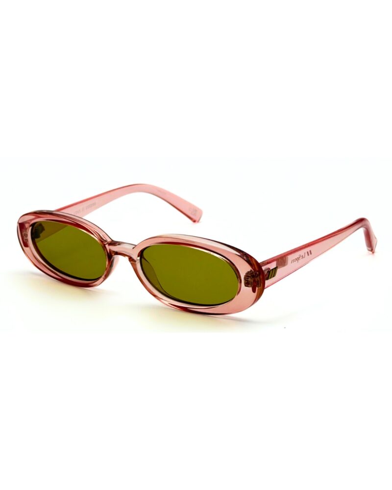 le-specs-outta-love-rose-peche-verres-verts Lunettes de soleil pastel Le Specs Outta Love monture rose clair pêche avec verres verts clair.