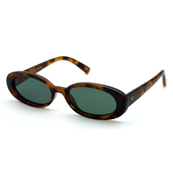 le-specs-outta-love-tortue-foncee-verres-verts Lunettes de soleil écaille foncée Le Specs Outta Love monture tortue foncée avec verres verts.