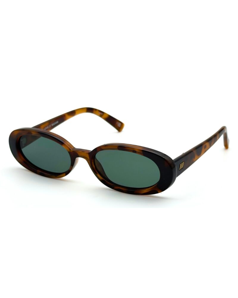 le-specs-outta-love-tortue-foncee-verres-verts Lunettes de soleil écaille foncée Le Specs Outta Love monture tortue foncée avec verres verts.