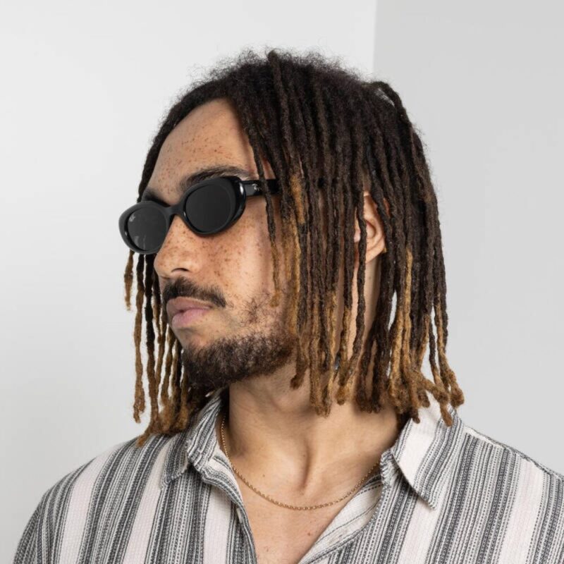 Les lunettes de soleil Ray-Ban RB4441D associent modernité, confort et authenticité. Disponibles en noir et marron avec protection UV intégrale.