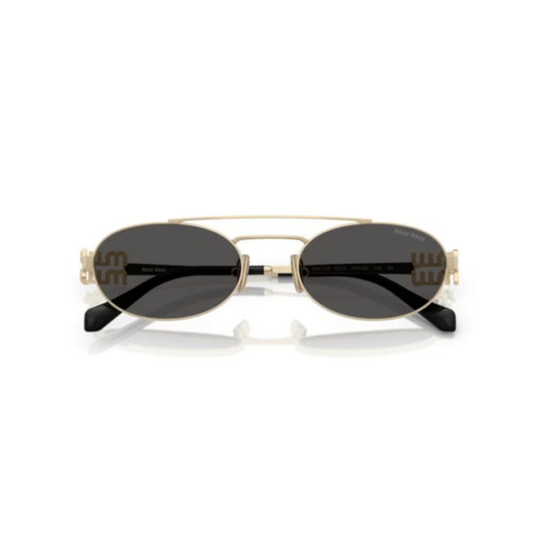 Lunettes de Soleil Miu Miu MU 54ZS - AZZABI OPTIC Lunettes de soleil femme Miu Miu modèle MU 54ZS, cadre doré et verres gris foncé