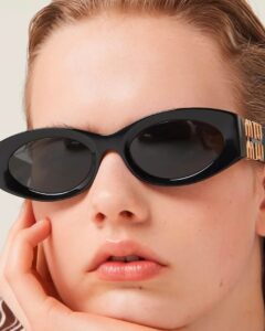 Lunettes de Soleil MIU MIU SMU 11W Femme - Azzabi Optic Lunettes de Soleil MIU MIU modèle SMU 11W pour femme, monture noire ronde
