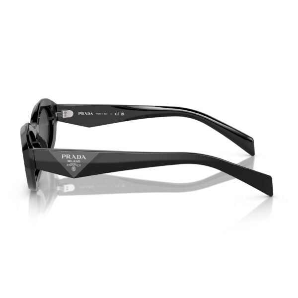 Modèle de lunettes Prada femme SPR 26Z, détail du logo sur la branche.