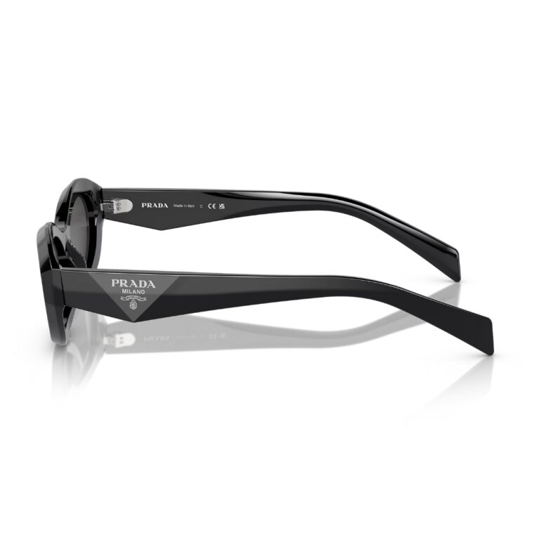 Modèle de lunettes Prada femme SPR 26Z, détail du logo sur la branche.