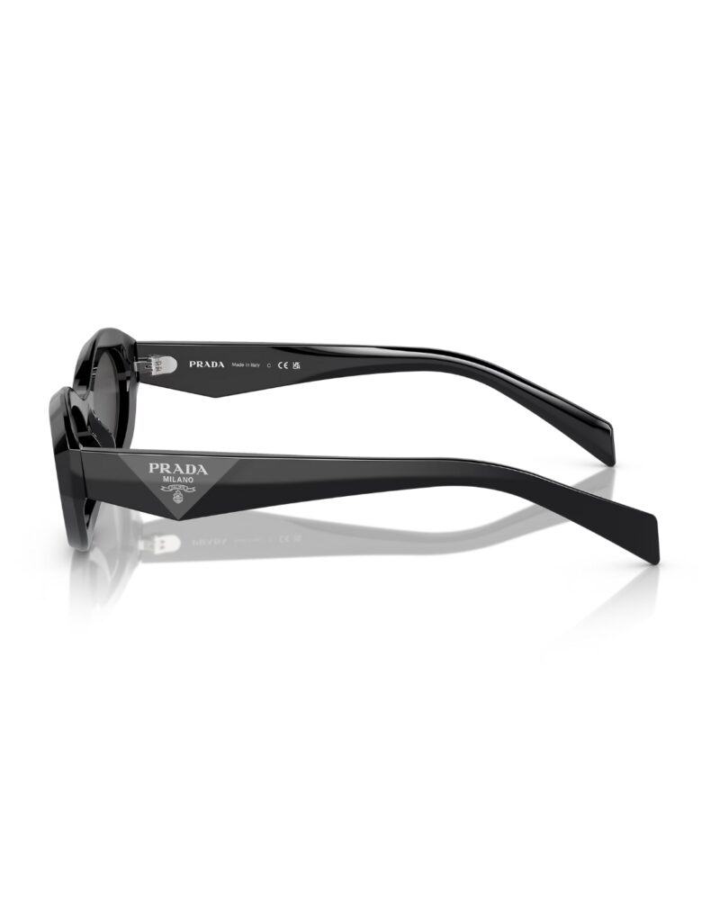 Modèle de lunettes Prada femme SPR 26Z, détail du logo sur la branche.
