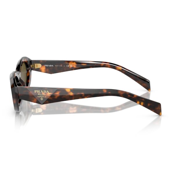 Modèle de lunettes Prada femme SPR 26Z, détail du logo sur la branche.