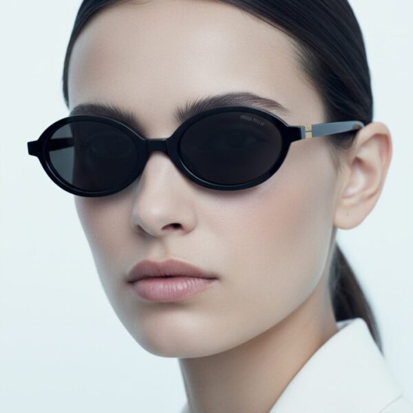 Lunettes de soleil femme Miu Miu modèle Regard MU 04ZS en acétate ovale