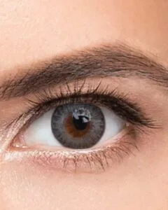 Lentille de couleur ISEE COLOR, teinte gris pierre, disponible avec et sans correction.