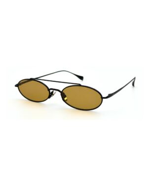 Homme au style urbain portant des lunettes de soleil BLUE EYES noires, monture fine à double pont et verres ambre clair.