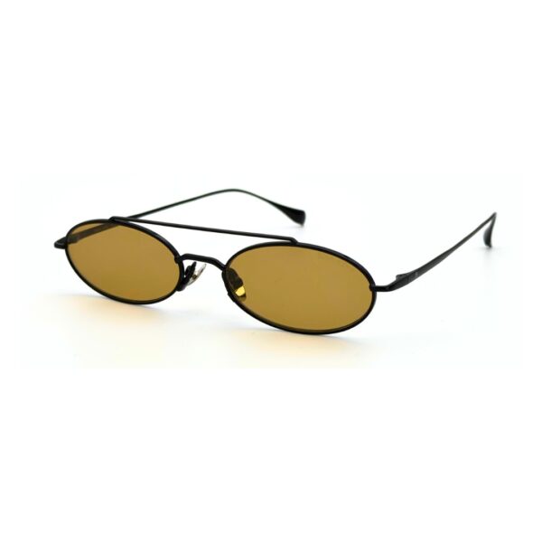 Homme au style urbain portant des lunettes de soleil BLUE EYES noires, monture fine à double pont et verres ambre clair.