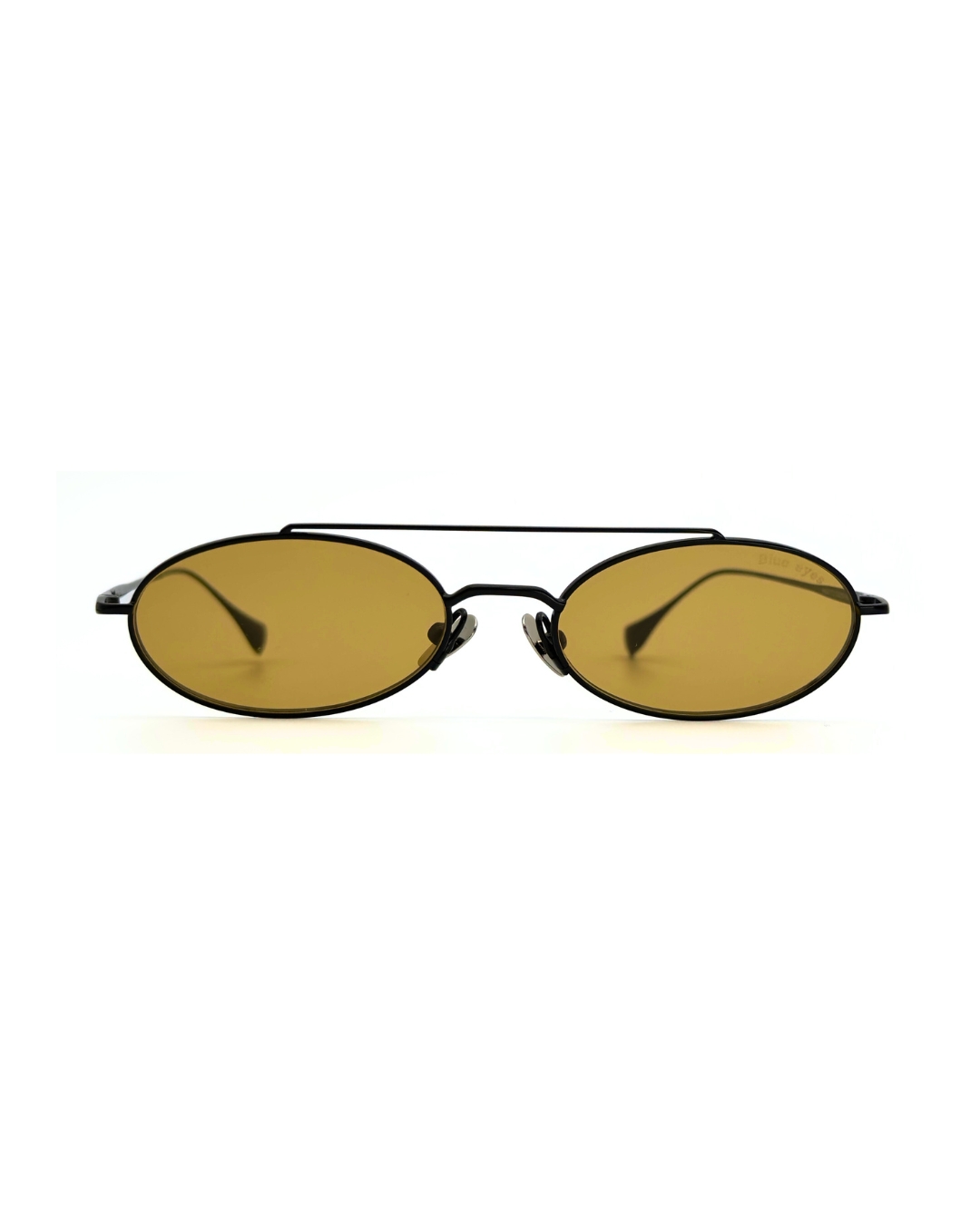 Homme au style urbain portant des lunettes de soleil BLUE EYES noires, monture fine à double pont et verres ambre clair.