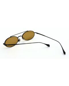 Homme au style urbain portant des lunettes de soleil BLUE EYES noires, monture fine à double pont et verres ambre clair.