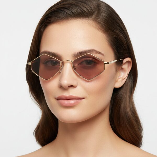 Lunettes de soleil hexagonales femme, monture dorée fine avec verres roses nude
