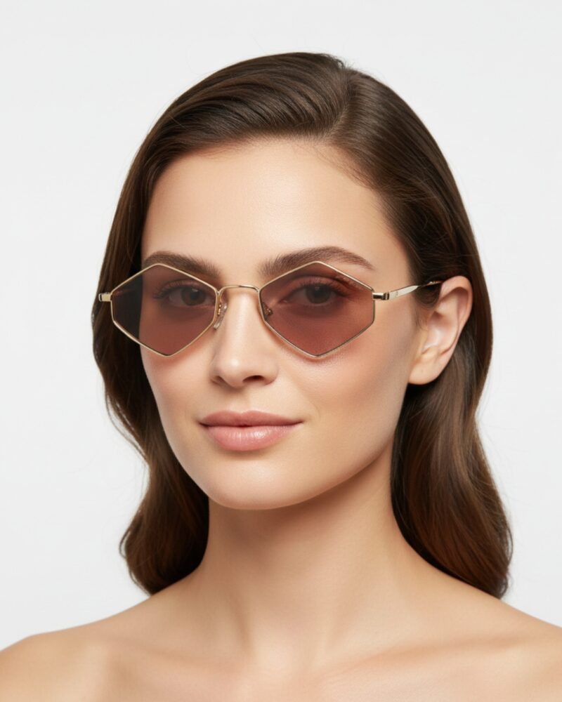 Lunettes de soleil hexagonales femme, monture dorée fine avec verres roses nude