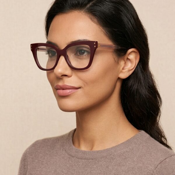 Élégantes lunettes de vue clip on femme bordeaux forme papillon avec clip polarisé magnétique.