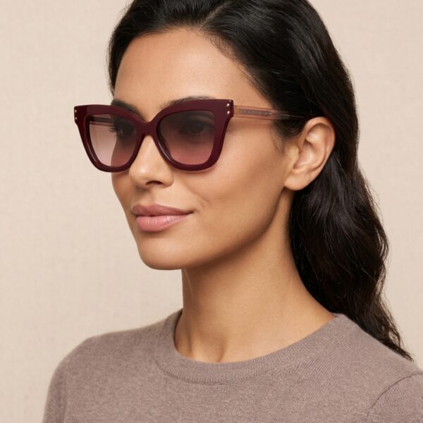 Élégantes lunettes de vue clip on femme bordeaux forme papillon avec clip polarisé magnétique.