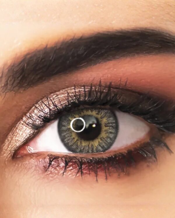 Lentilles Adore Tri Grey portées vue de face - Azzabi Optic Lentilles Adore Tri Grey Tunisie - Azzabi Optic