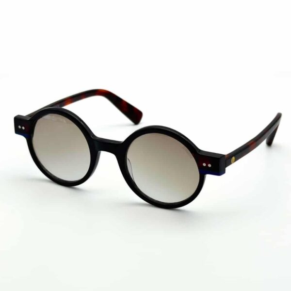 Lunettes de soleil JOW&BRO 2393 noires avec verres marron portées à La Marsa