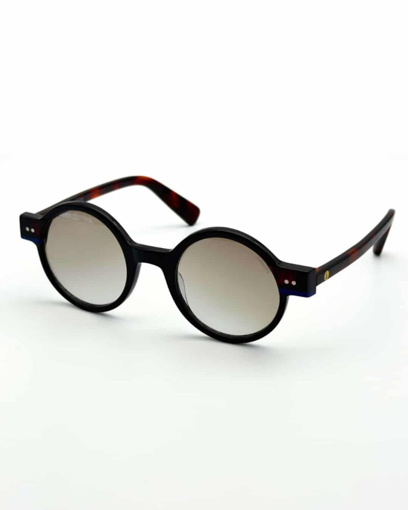 Lunettes de soleil JOW&BRO 2393 noires avec verres marron portées à La Marsa