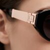 Femme portant les lunettes de soleil Guess Tunisie GU00261H