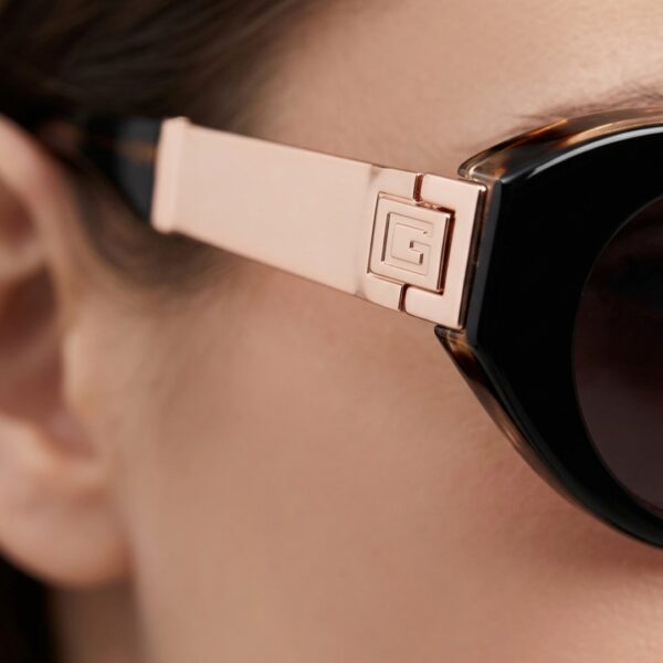 Femme portant les lunettes de soleil Guess Tunisie GU00261H