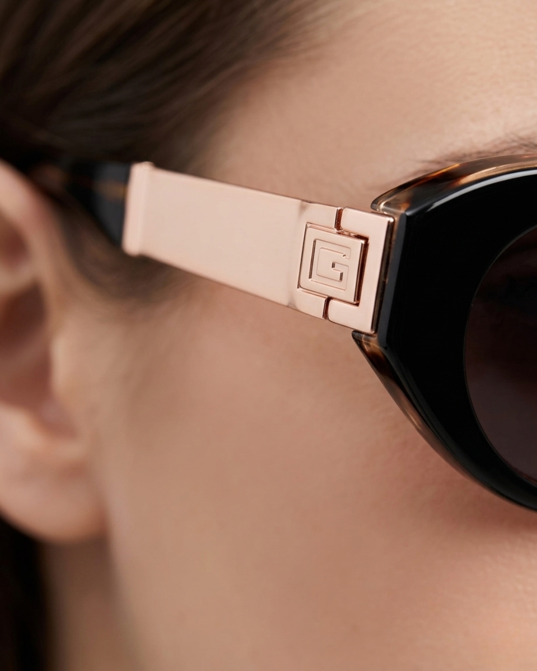 Femme portant les lunettes de soleil Guess Tunisie GU00261H