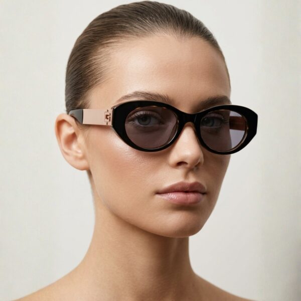Femme portant les lunettes de soleil Guess Tunisie GU00261H