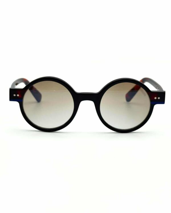 Lunettes de soleil JOW&BRO 2393 noires avec verres marron portées à La Marsa