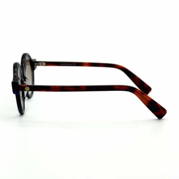 Lunettes de soleil JOW&BRO 2393 noires avec verres marron portées à La Marsa