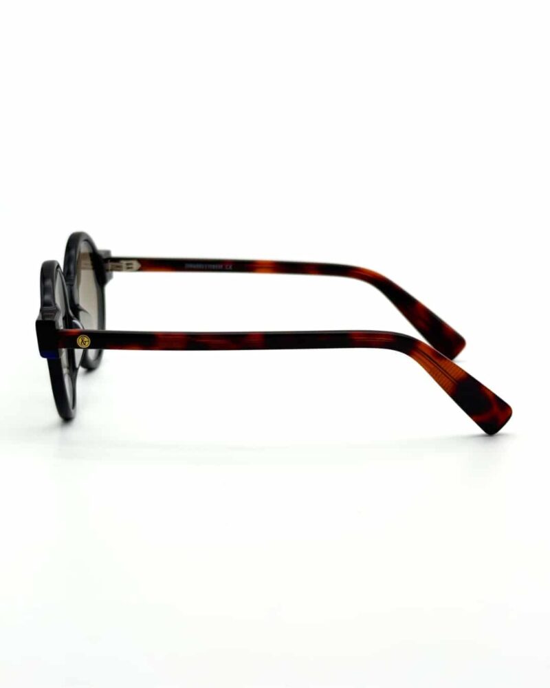 Lunettes de soleil JOW&BRO 2393 noires avec verres marron portées à La Marsa