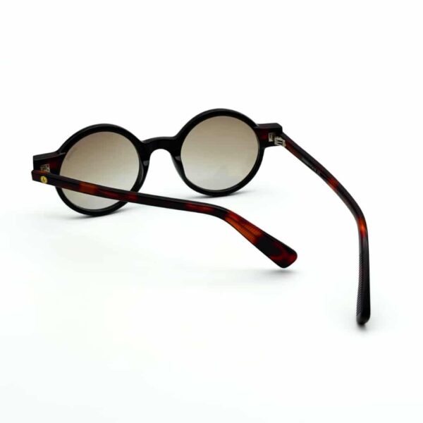 Lunettes de soleil JOW&BRO 2393 noires avec verres marron portées à La Marsa