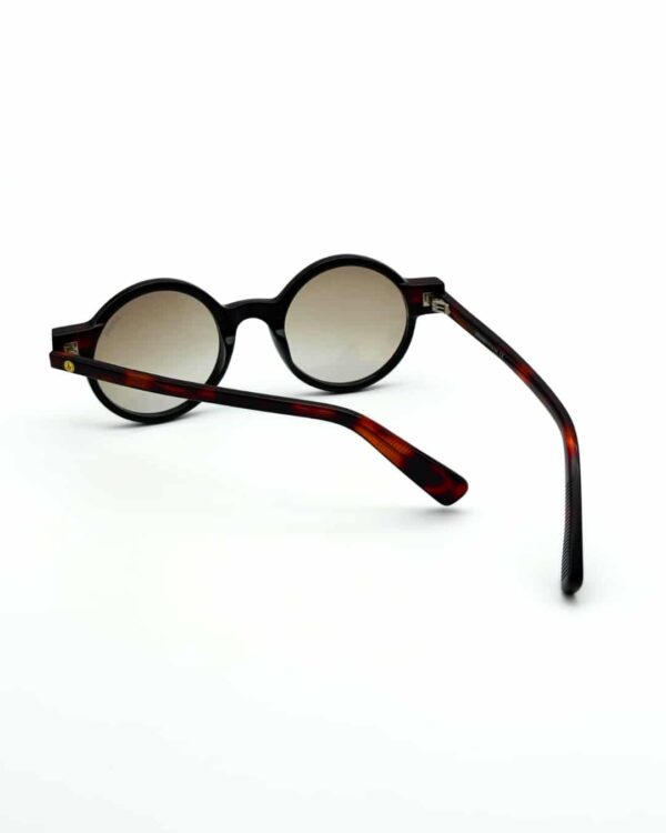 Lunettes de soleil JOW&BRO 2393 noires avec verres marron portées à La Marsa