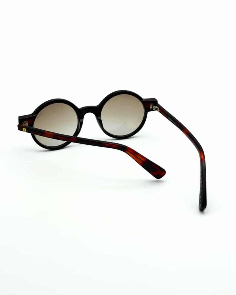Lunettes de soleil JOW&BRO 2393 noires avec verres marron portées à La Marsa