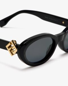 Lunettes de soleil Fendi Tunisie modèle FE40140U en acétate noir, vue de trois quarts avec logo O'Lock doré.