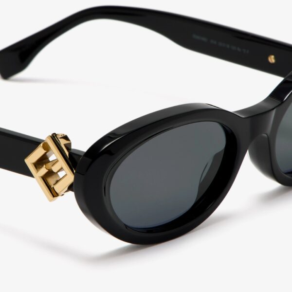 Lunettes de soleil Fendi Tunisie modèle FE40140U en acétate noir, vue de trois quarts avec logo O'Lock doré.