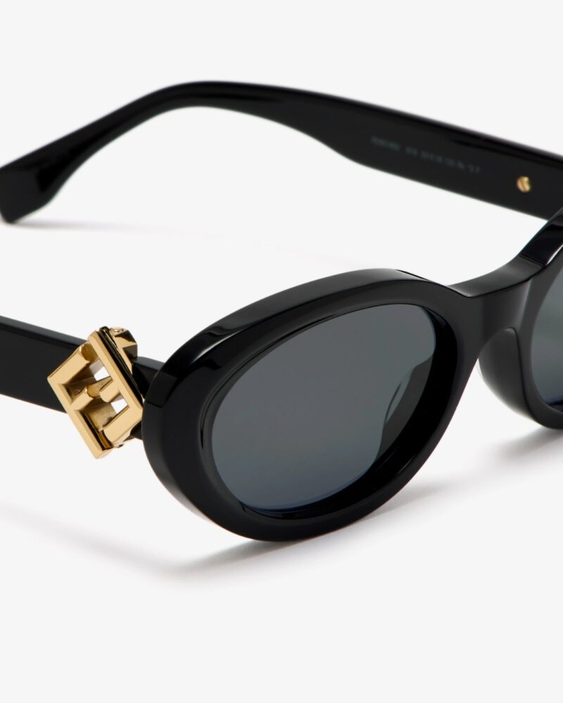 Lunettes de soleil Fendi Tunisie modèle FE40140U en acétate noir, vue de trois quarts avec logo O'Lock doré.