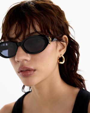 Lunettes de soleil Fendi Tunisie modèle FE40140U en acétate noir, vue de trois quarts avec logo O'Lock doré.