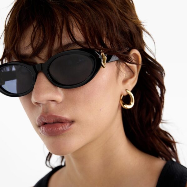 Lunettes de soleil Fendi Tunisie modèle FE40140U en acétate noir, vue de trois quarts avec logo O'Lock doré.